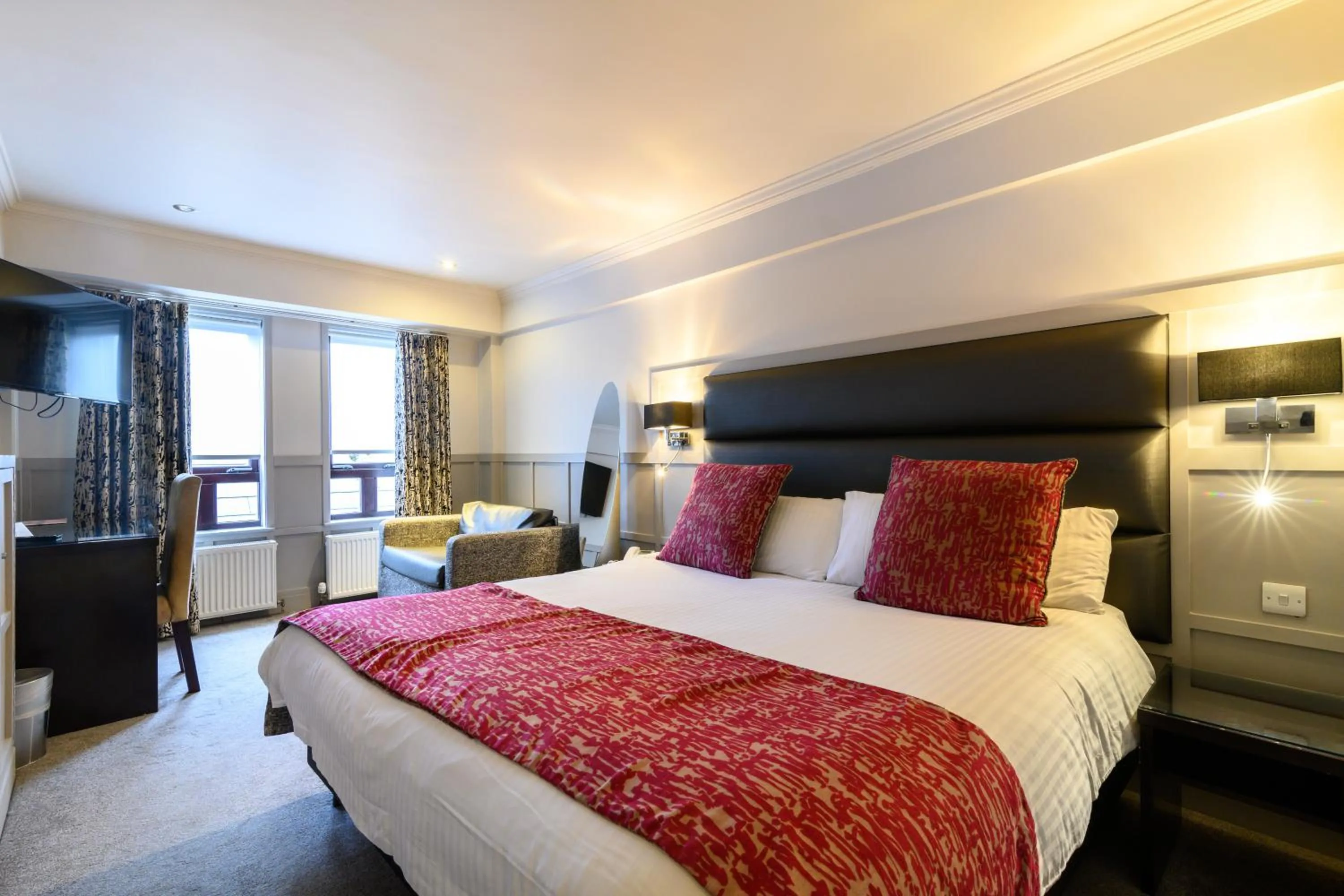 Bed in Glynhill Hotel & Spa near Glasgow Airport