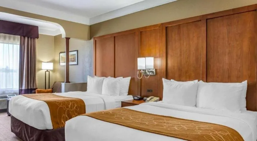 Bed in Comfort Suites Plainview