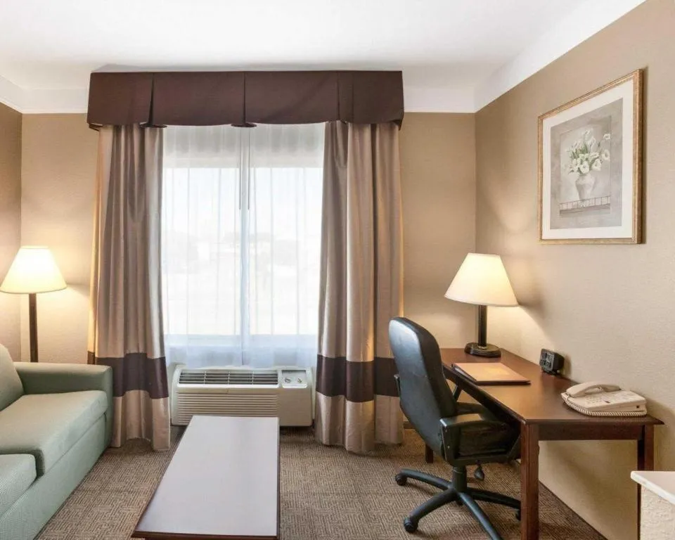 Comfort Suites Plainview