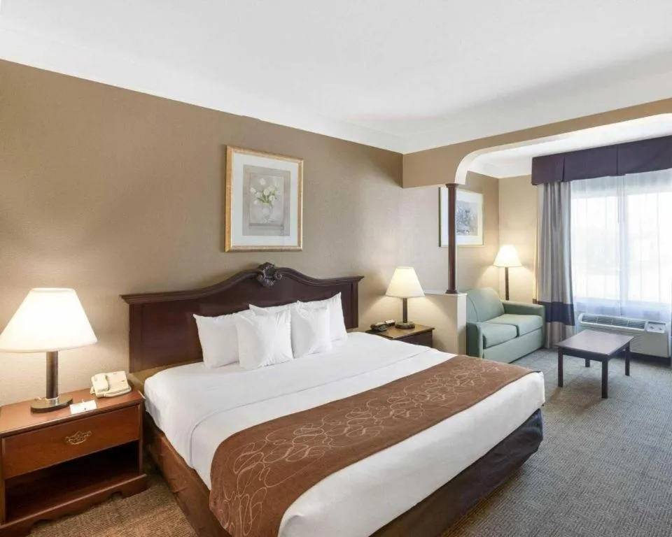 Bed in Comfort Suites Plainview