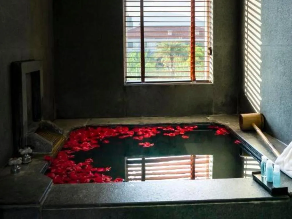 Bed in Riyuegu Hotsprings Resort