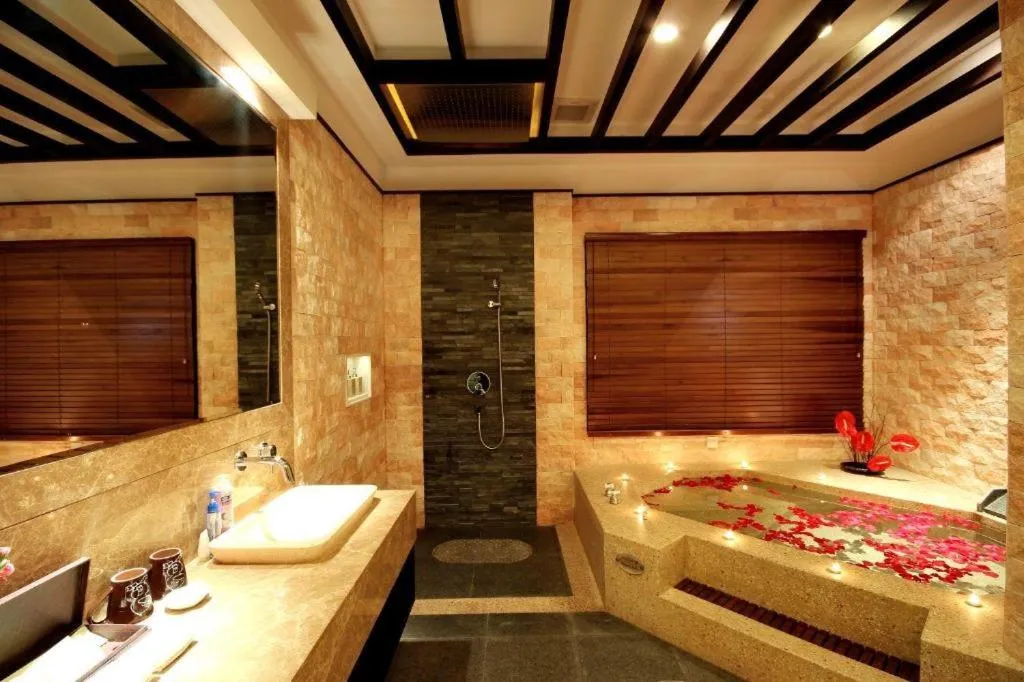 Bed in Riyuegu Hotsprings Resort