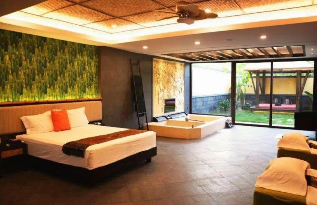 Bed in Riyuegu Hotsprings Resort