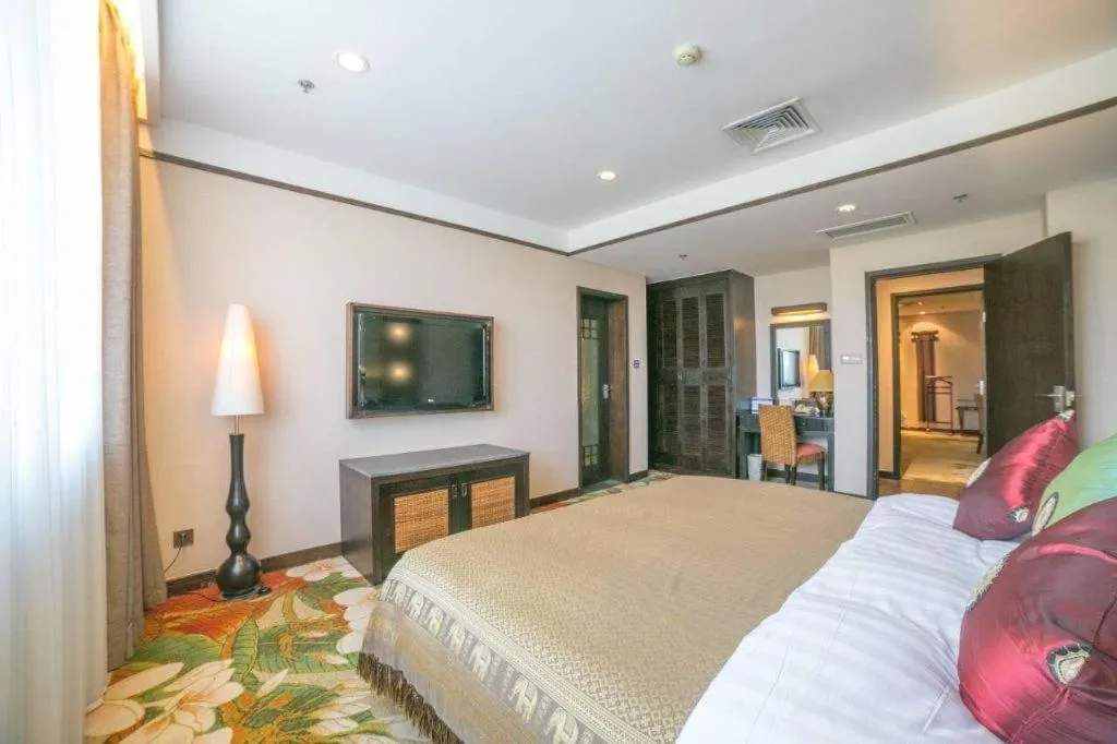 Bed in Riyuegu Hotsprings Resort