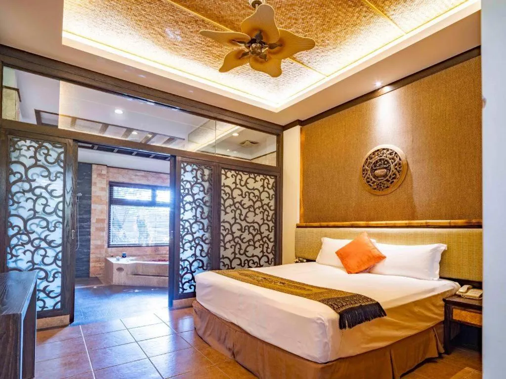 Bed in Riyuegu Hotsprings Resort