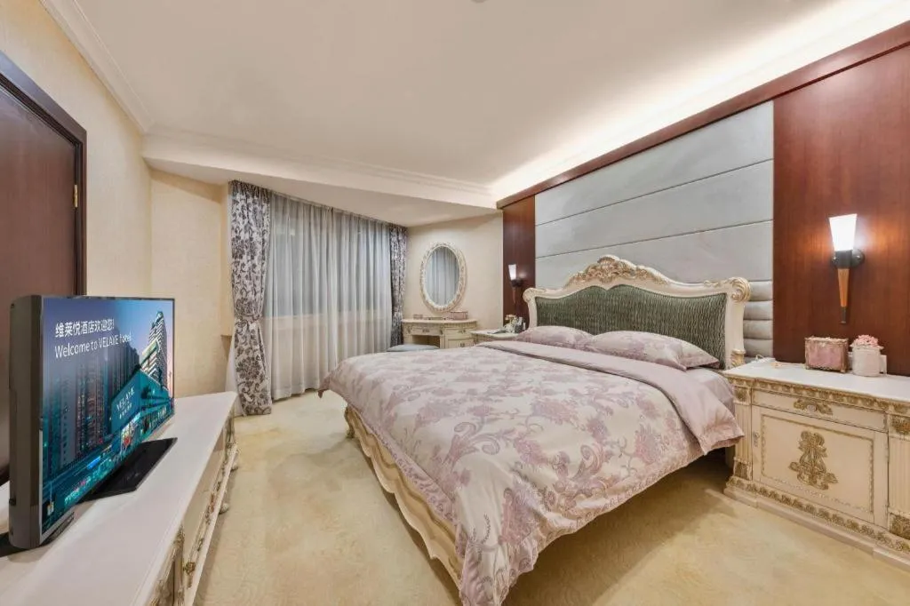 Bed in Century Plaza Hotel