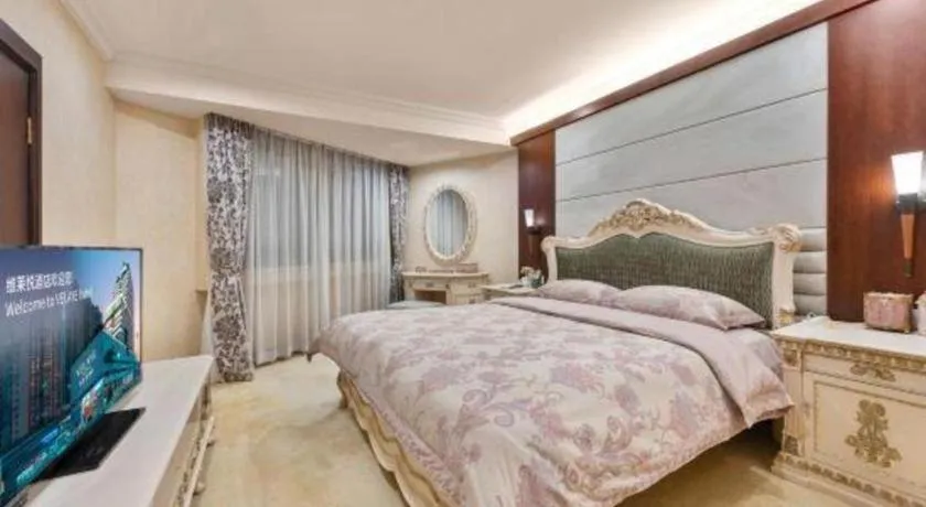 Bed in Century Plaza Hotel