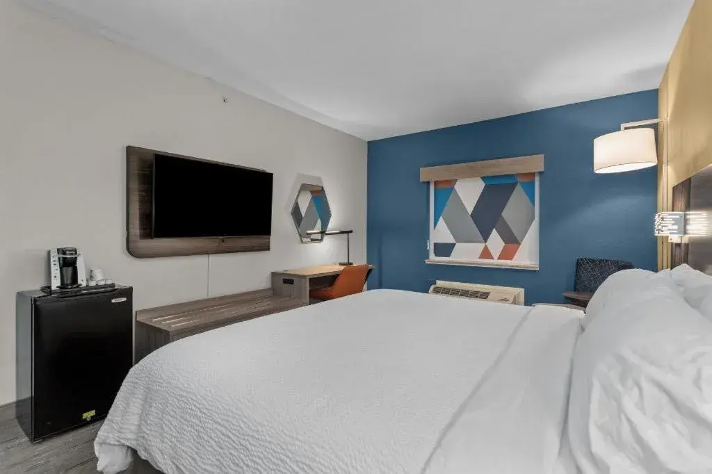 Bed in Holiday Inn Express Crockett By IHG Bed in Holiday Inn Express Crockett By IHG