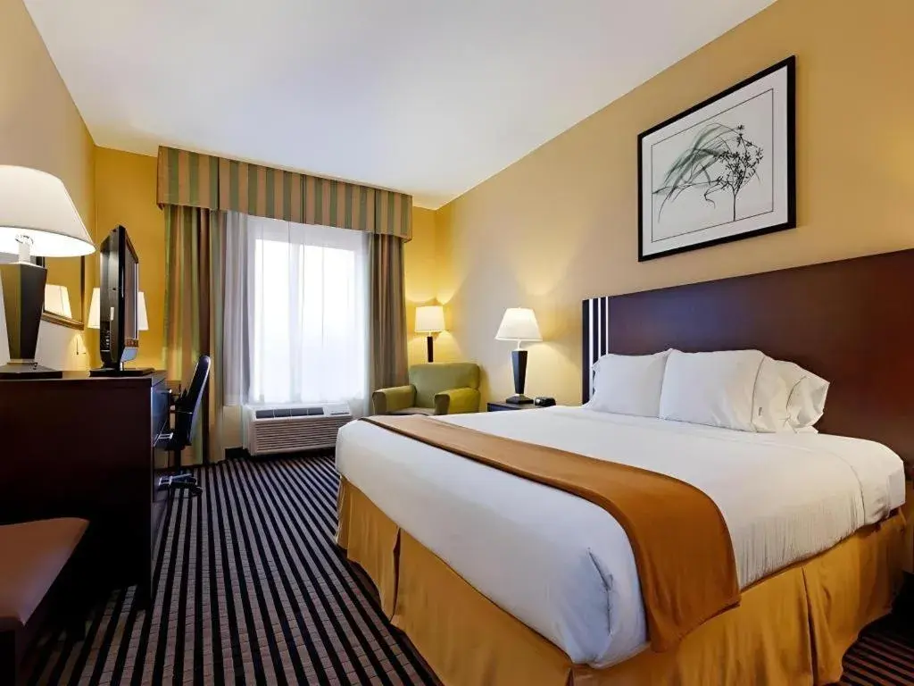 Bed in Holiday Inn Express Crockett By IHG Bed in Holiday Inn Express Crockett By IHG