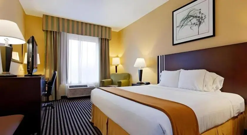 Bed in Holiday Inn Express Crockett By IHG Bed in Holiday Inn Express Crockett By IHG