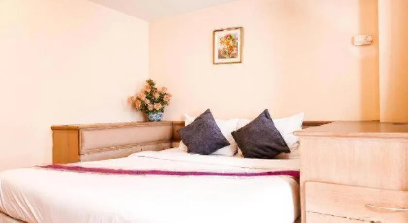 Bed in Best Comfort Bangkok Hotel