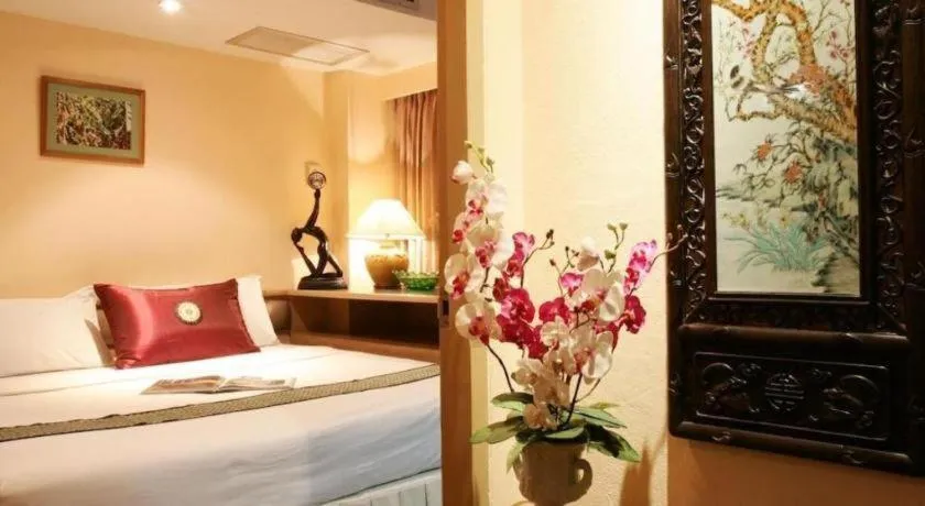 Bed in Best Comfort Bangkok Hotel