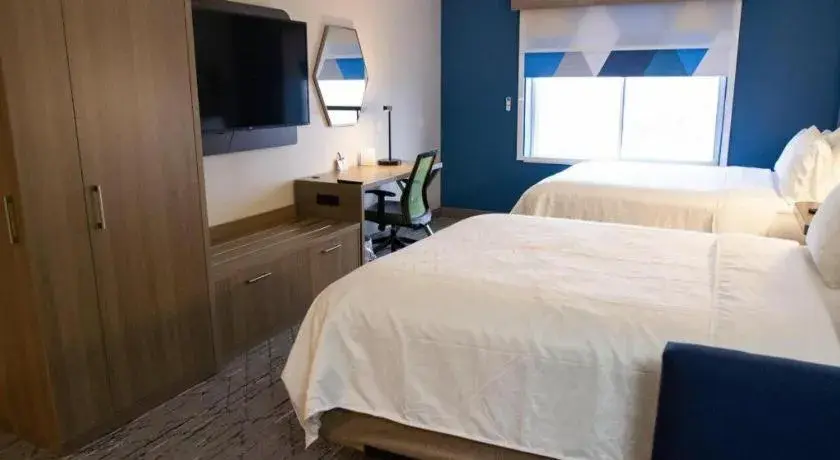 Bed in Holiday Inn Express O'Neill By IHG Bed in Holiday Inn Express O'Neill By IHG