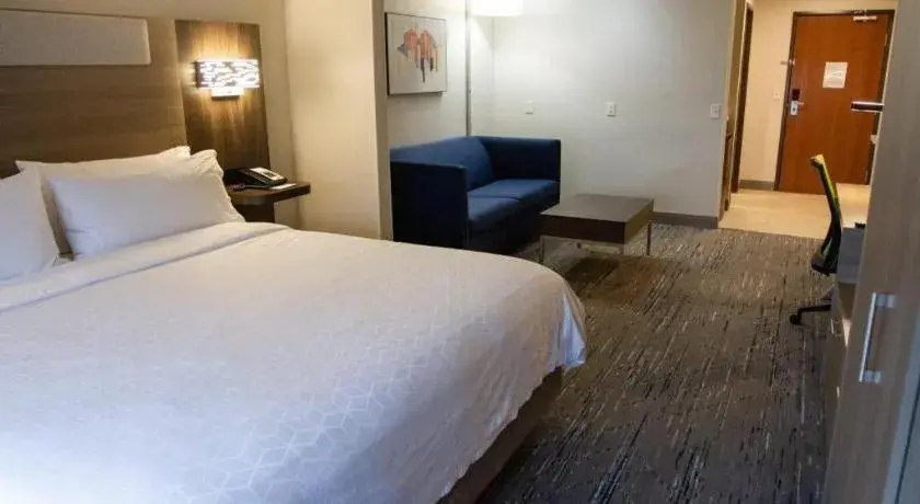 Bed in Holiday Inn Express O'Neill By IHG Bed in Holiday Inn Express O'Neill By IHG