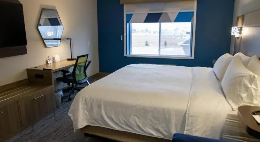 Bed in Holiday Inn Express O'Neill By IHG Bed in Holiday Inn Express O'Neill By IHG