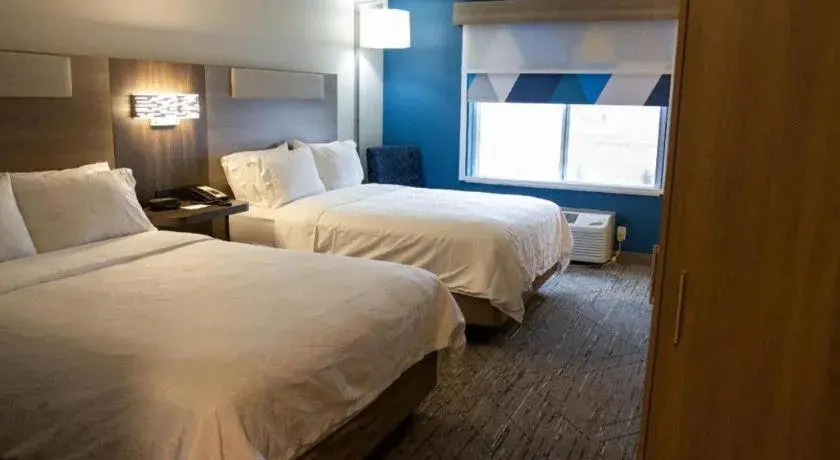 Bed in Holiday Inn Express O'Neill By IHG Bed in Holiday Inn Express O'Neill By IHG