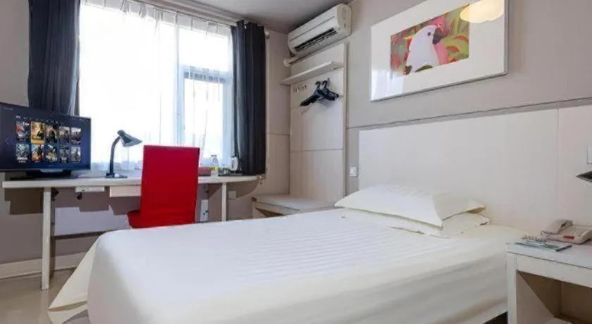 Bed in Jinjiang Inn Shenzhen Airport