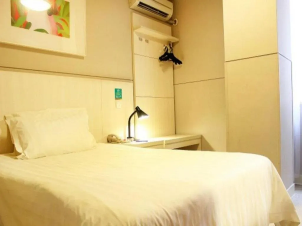 Bed in Jinjiang Inn Shenzhen Airport