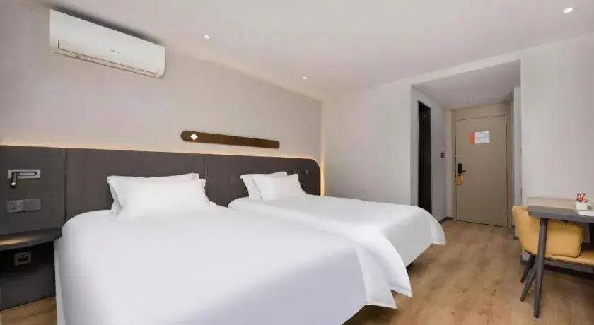 Bed in Jinjiang Inn Shenzhen Airport Bed in Jinjiang Inn Shenzhen Airport