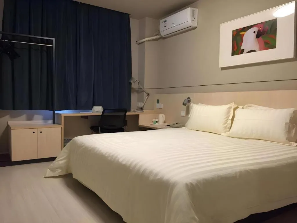 Bed in Jinjiang Inn Shenzhen Airport