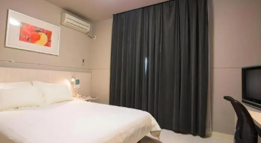Bed in Jinjiang Inn Shenzhen Airport