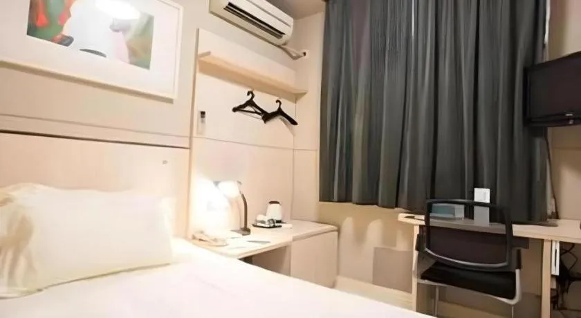 Bed in Jinjiang Inn Shenzhen Airport