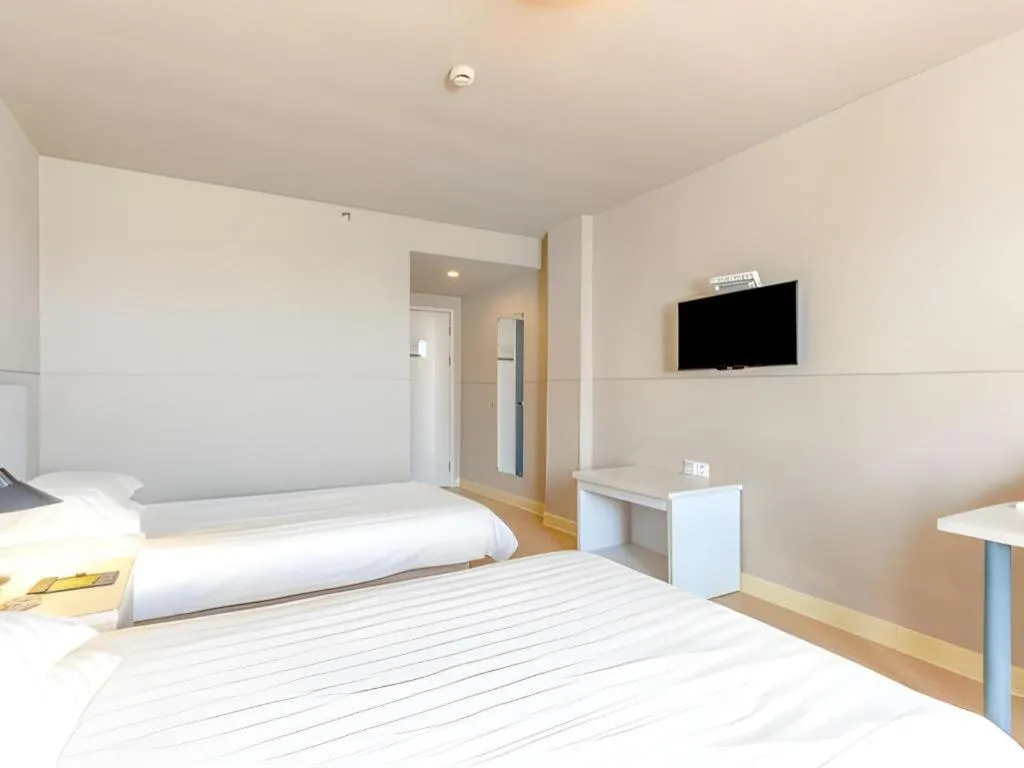 Bed in Jinjiang Inn Zhuhai Xiangzhou Qinglv Middle Road Theater