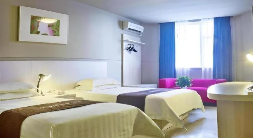 Bed in Jinjiang Inn Zhuhai Xiangzhou Qinglv Middle Road Theater