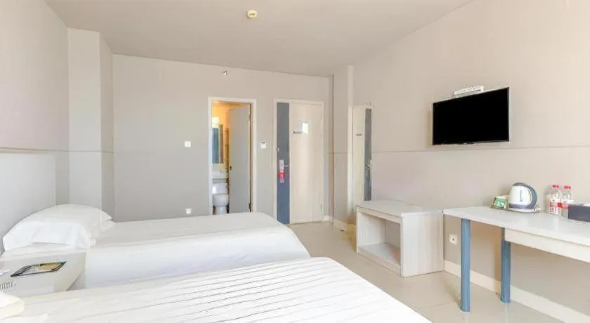 Bed in Jinjiang Inn Zhuhai Xiangzhou Qinglv Middle Road Theater