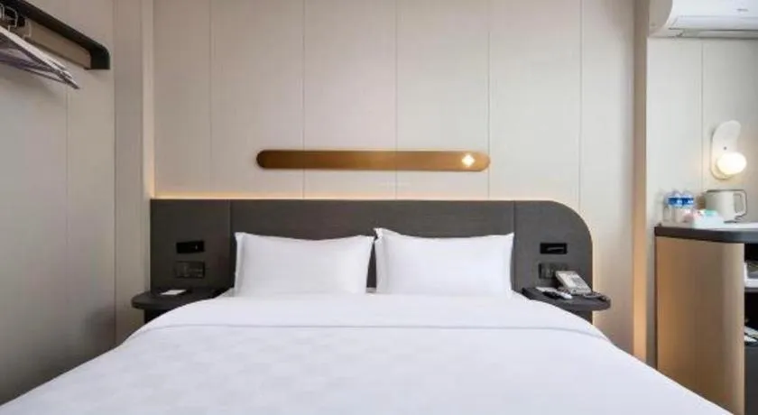 Bed in Jinjiang Inn Zhuhai Xiangzhou Qinglv Middle Road Theater