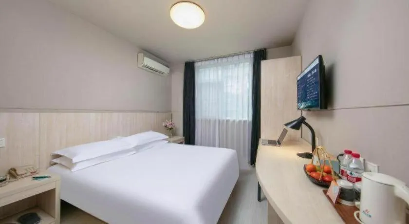 Bed in JinJiang Inn Chendu Taikoo Li Dongfeng Bridge