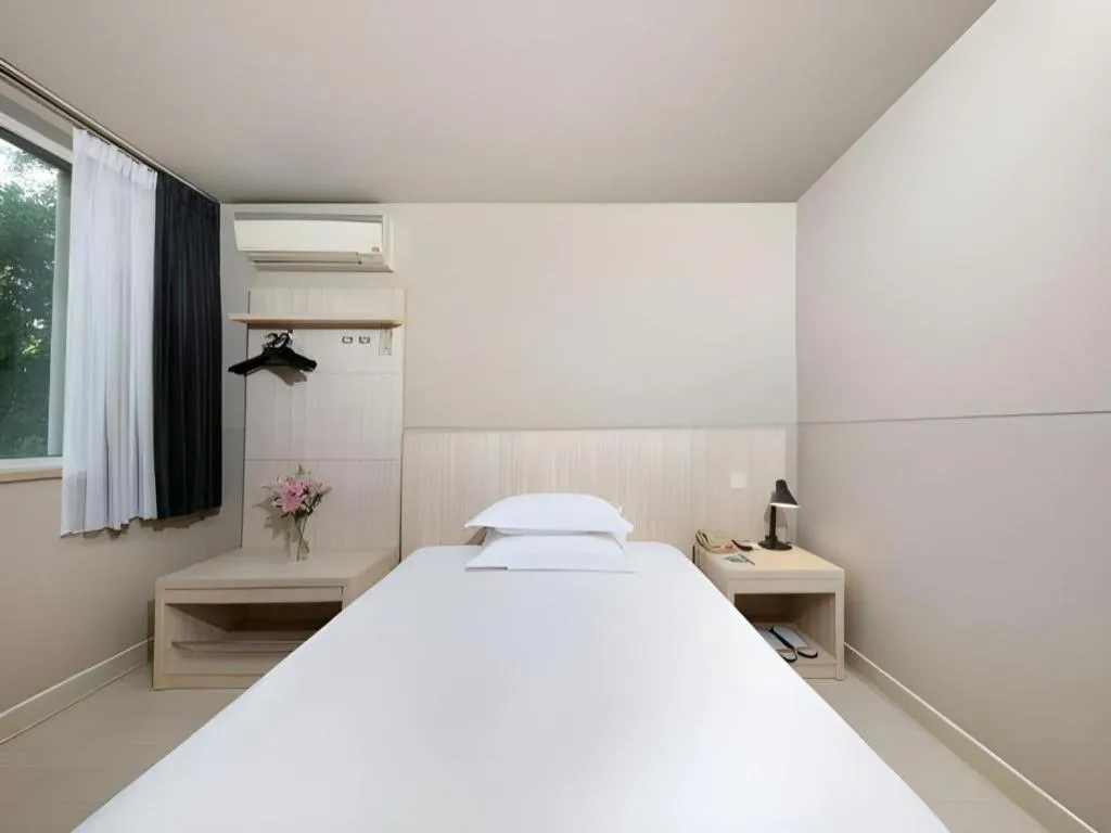 Bed in JinJiang Inn Chendu Taikoo Li Dongfeng Bridge