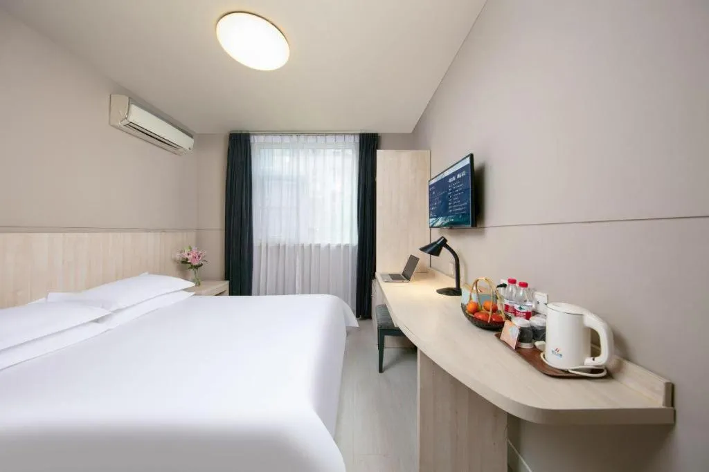 Bed in JinJiang Inn Chendu Taikoo Li Dongfeng Bridge