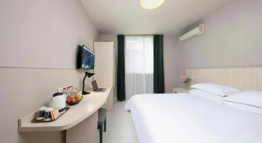 Bed in JinJiang Inn Chendu Taikoo Li Dongfeng Bridge