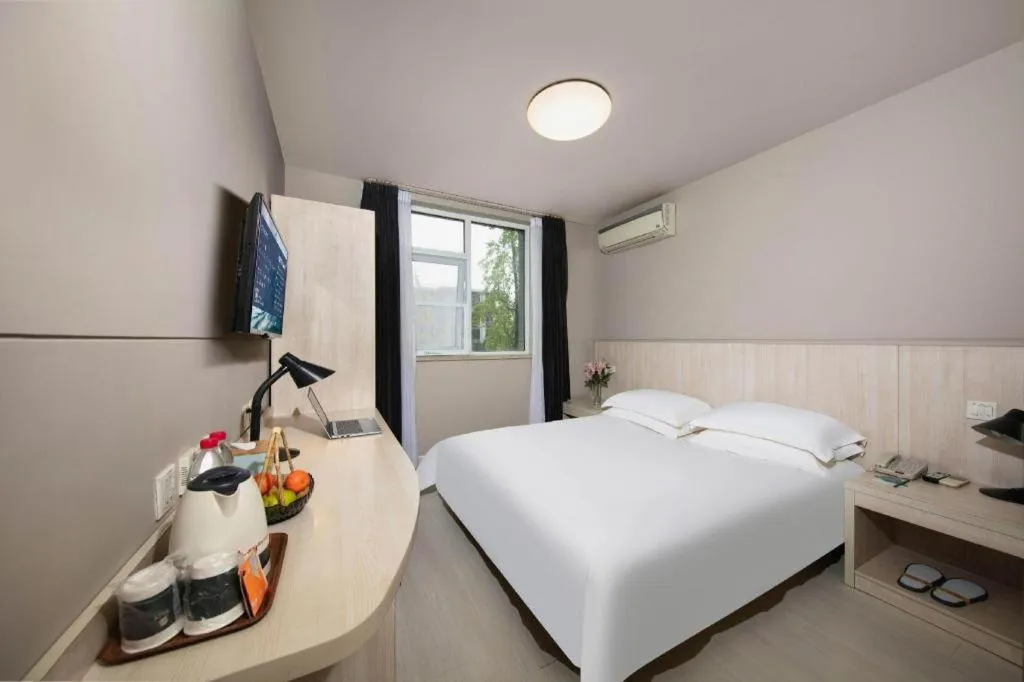 Bed in JinJiang Inn Chendu Taikoo Li Dongfeng Bridge