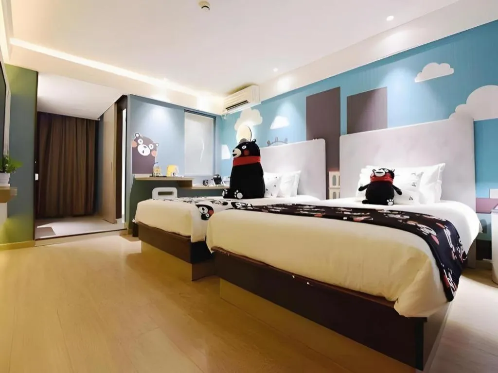 Bed in JinJiang Inn Chendu Taikoo Li Dongfeng Bridge