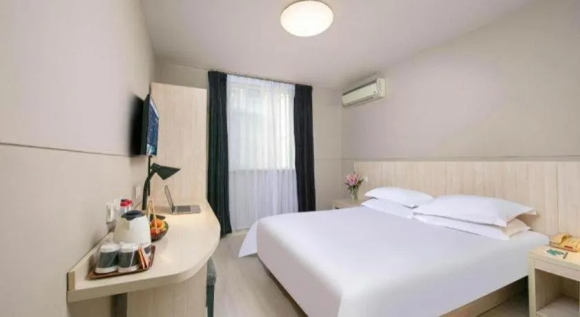 Bed in JinJiang Inn Chendu Taikoo Li Dongfeng Bridge