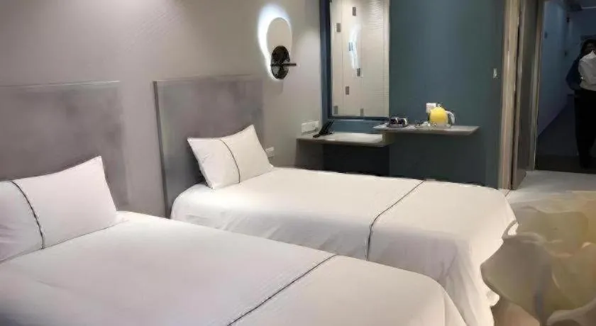 Bed in JinJiang Inn Chendu Taikoo Li Dongfeng Bridge