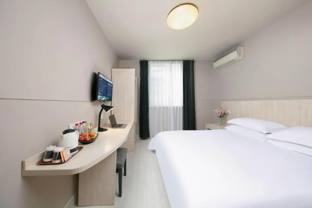 Bed in JinJiang Inn Chendu Taikoo Li Dongfeng Bridge