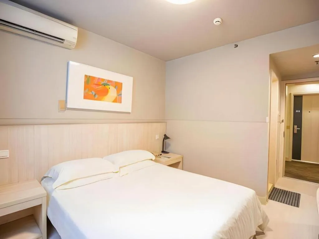 Bed in JinJiang Inn Chendu Taikoo Li Dongfeng Bridge