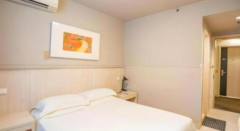 Bed in JinJiang Inn Chendu Taikoo Li Dongfeng Bridge