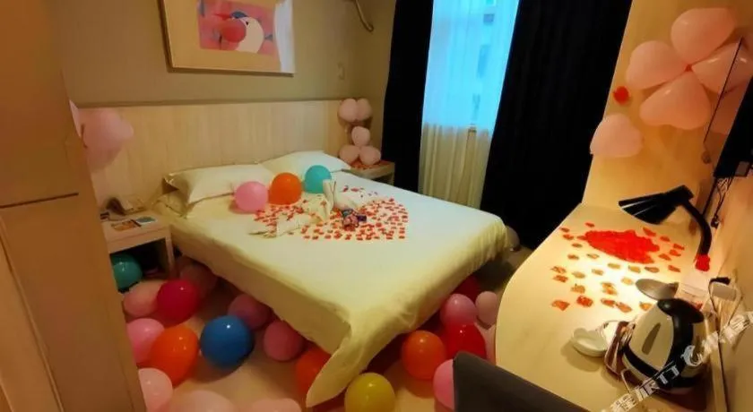 Bed in JinJiang Inn Chendu Taikoo Li Dongfeng Bridge