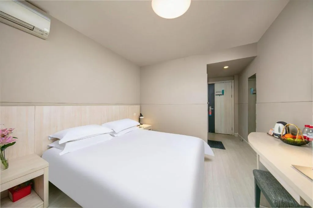 Bed in JinJiang Inn Chendu Taikoo Li Dongfeng Bridge