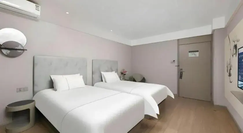 Bed in JinJiang Inn Chendu Taikoo Li Dongfeng Bridge Bed in JinJiang Inn Chendu Taikoo Li Dongfeng Bridge