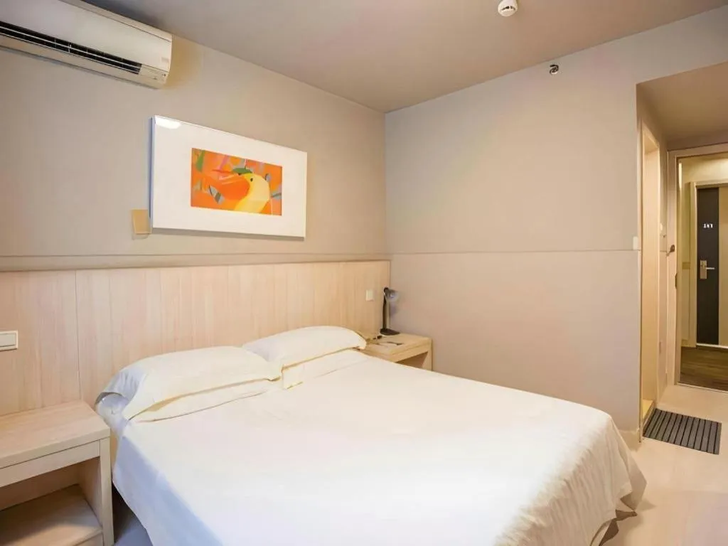 Bed in JinJiang Inn Chendu Taikoo Li Dongfeng Bridge