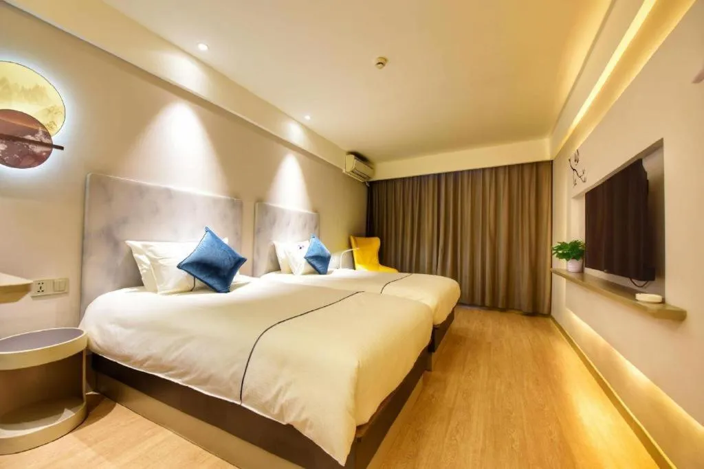 Bed in JinJiang Inn Chendu Taikoo Li Dongfeng Bridge