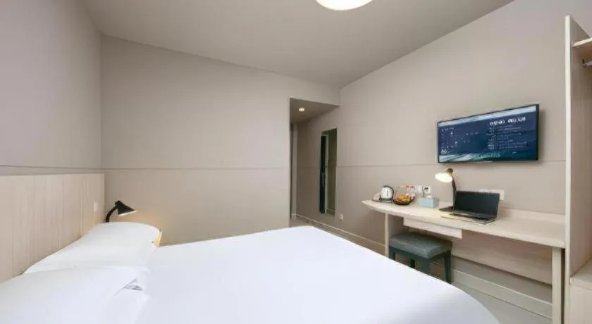 Bed in JinJiang Inn Chendu Taikoo Li Dongfeng Bridge