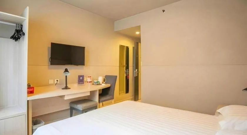Bed in JinJiang Inn Chendu Taikoo Li Dongfeng Bridge