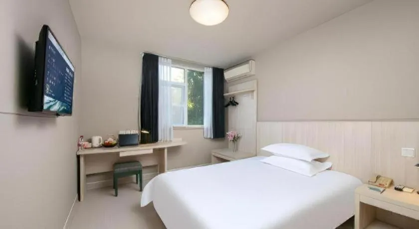 Bed in JinJiang Inn Chendu Taikoo Li Dongfeng Bridge