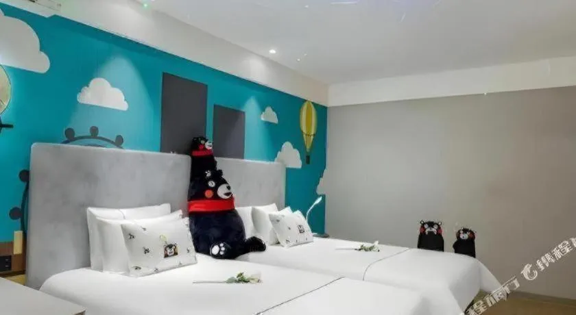 Bed in JinJiang Inn Chendu Taikoo Li Dongfeng Bridge